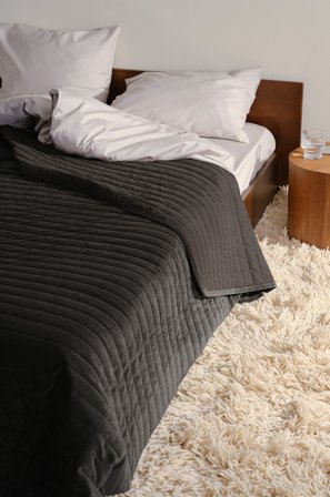 Jotex - Sengeteppe i Fløyel Gråsvart - GURI - Kjøp Sengetepper hos Jotex