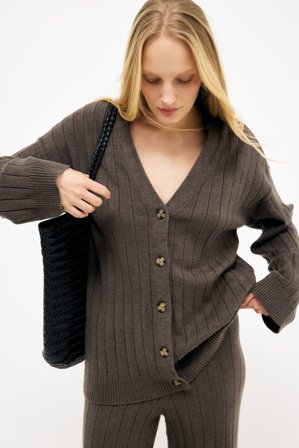 NA-KD Rippstrick-Cardigan mit V-Ausschnitt - Cardigans - Braun - M