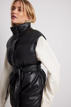 NA-KD Veste matelassée en simili cuir avec ceinture - Gilets - Noir - EU 34