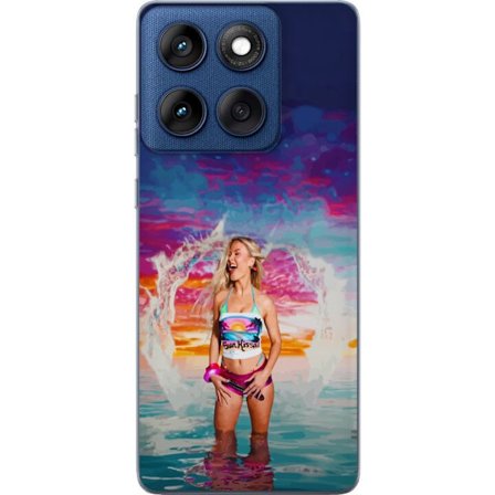 Yhteensopiva Puhelinkuori Motorola Edge 60 Vaalea nainen kirjavia rantavaatteita pelaa meressä auringonlaskun aikaan