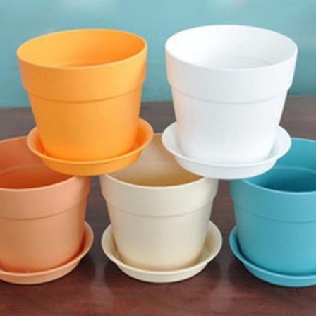 5 st färgglada miniplastkrukor i plast med fat