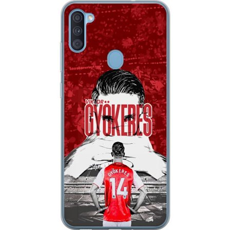 Yhteensopiva Puhelinkuori Samsung Galaxy A11 Punainen dramaattinen kollaasikuva, jossa esiintyy Viktor Gyökeresin muotokuva ja pelaajia takaapäin aree