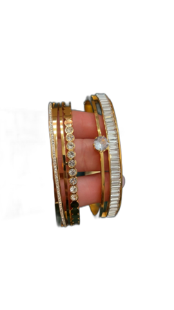 Guldiga armband med strassdetaljer