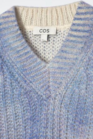 COS Women's Maglione Con Scollo A V In Mohair Effetto Spray in Blu