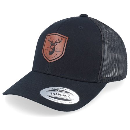 Wild Spirit - Schwarz Trucker Cap - Brown Deer Shield Patch Black Trucker @ Hatstore