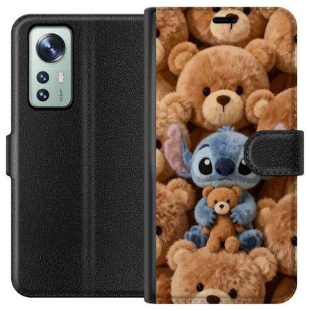 Kompatibel Tegnebogsetui til Xiaomi 12 Stitch omgivet af brune teddybjørne med en lille teddybjørn i armene i en sød og hyggelig kawaii-design