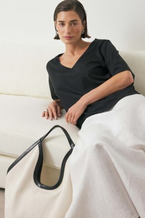 NA-KD T-Shirt mit V-Ausschnitt - T-Shirts - Schwarz - S