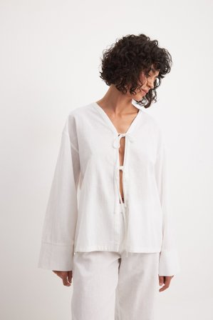 NA-KD - Bluse i linblanding med knytedetaljer - Bluser - Hvit - EU 40