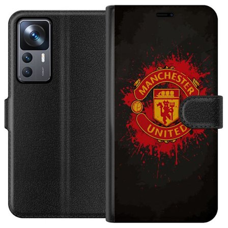 Kompatibelt Lommeboketui til Xiaomi Xiaomi 12T Manchester United logo i rød og gul farge med røff sportslig bakgrunn