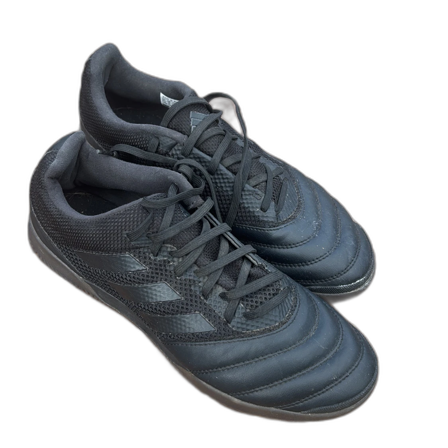 Svarta fotbollsskor från Adidas
