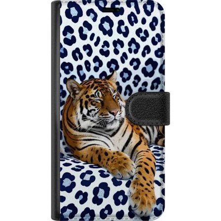 Kompatibelt Lommeboketui til Samsung Galaxy A26 Tiger Chill motiv med avslappet tiger som hviler mot hvitblå mønstret bakgrunn i moderne stil