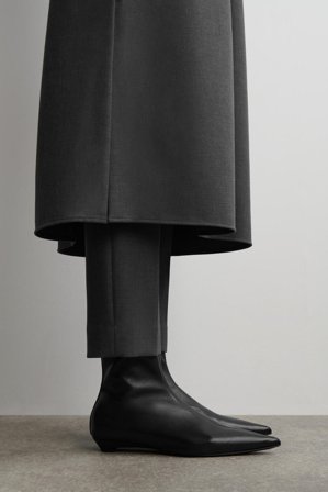 COS Women's Stivaletti A Calza In Pelle A Punta in Nero