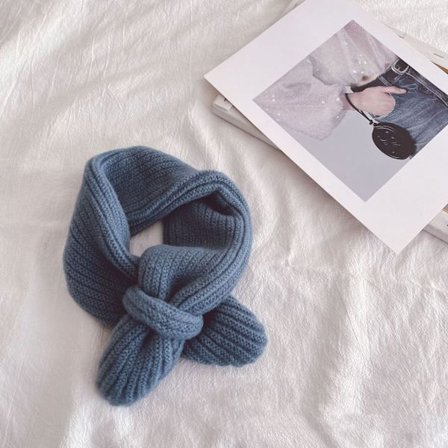 Strikket skjerf for barn, varmt kryssknute-halsvarmer, laget av mykt vinterstoff.