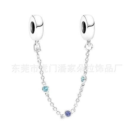 Pandora sikkerhetslenke i sølv, satt med tre blå edelstener.