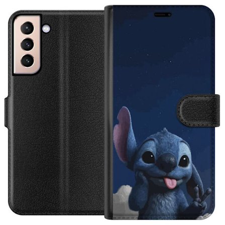 Kompatibel Tegnebogsetui til Samsung Galaxy S21 Stitch poserer legende under nattehimmelen med stjerner og skyer, viser tungen og laver fredstegn i en