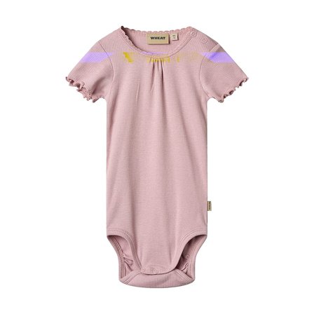 WHEAT Rib Body Short Sleeve Edna Lavender Mist Str 68/6 m, Tøj & Bolig, Børnetøj, Sparkedragter & Bodyer