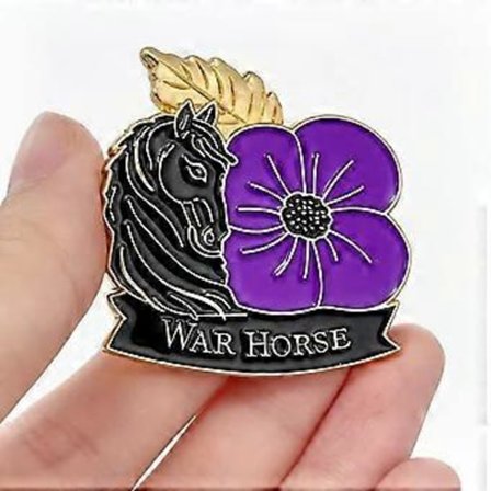 War Horse Purple Poppy Badge i begränsad upplaga, 50% rabatt