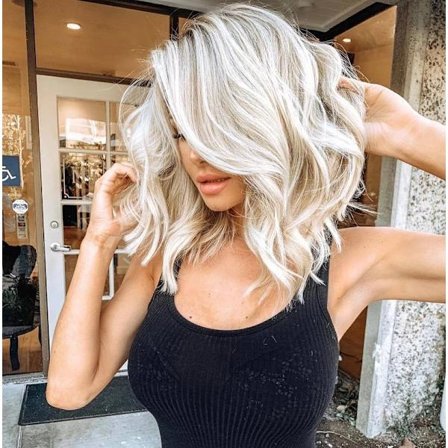 Kvinnors korta, helt lockiga syntetiska hårperuk platinablond färg