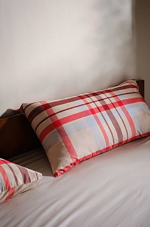 Jotex - Örngott 90x50 Cm Beige/röd/blå ELTON - Köp Örngott hos Jotex