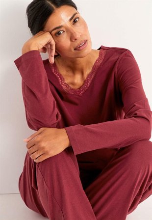 Cellbes of Sweden - Todelt pyjamas med blondekant i vinrød for damer i størrelse 46/48