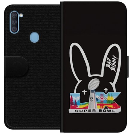 Yhteensopiva Lompakkokotelo Samsung Galaxy A11 Bad Bunny muotokuvassa avoimella paidalla, tatuoinneilla ja kiharaisilla hiuksilla tyylikkäässä muotiku