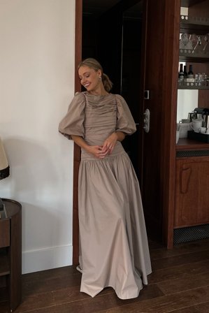 Lydia Tomlinson x NA-KD - Maxikjole i bomull med puffermer - Kjole med puffede armer - Beige - EU 36