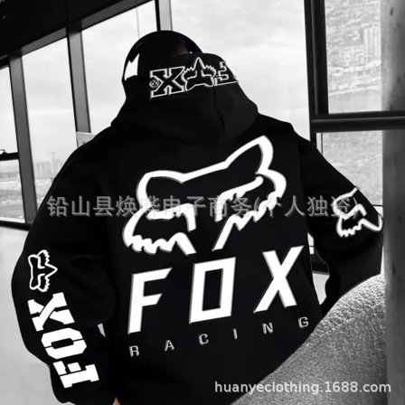 Hettegenser med reveprint, unisex, løs passform med fleecefôr.