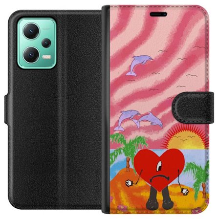 Kompatibelt Lommeboketui til Xiaomi Redmi Note 12 Bad Bunny i en fargerik quiltet jakke med hjertemønster og solbriller i moderne gatestil