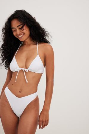 Widya Soraya x NA-KD Culotte de bikini échancrée à taille en V - Bikinis - Blanc - XX-Large