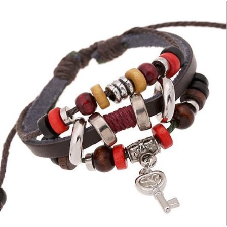 Brunt läderarmband med dekorationer och hängande nyckel