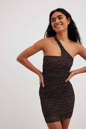 NA-KD Trend - Asymmetrisk minikjole i mesh med rysjer - Futteralkjoler - Flerfarget - XX-Small
