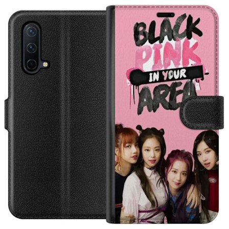 Yhteensopiva Lompakkokotelo OnePlus Nord CE 5G BLACKPINK In Your Area, jossa ryhmäkuva Lisa, Jennie, Jisoo ja Rosé vaaleanpunaisen taustan edessä, vah