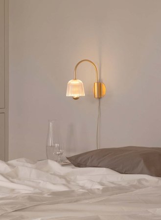 Asteea vegglampe - satin brass/rillet glass