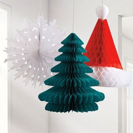 Hengende dekorasjon av nissehue, gran og snøfnugg