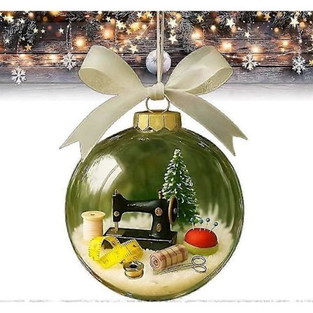 Julesymaskin-julepynt 2025, julesymaskin-tema julepynt, symaskin-julepynt, juletrehengende pynt for syelskere