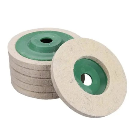 Runde beige polerskiver af naturfilt med grøn plastcenter til polering, slibning og efterbehandling af metal, træ og plast