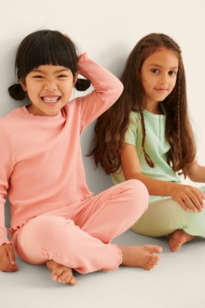 KIDS by NA-KD Geripptes Babylock-Top aus ökologischem Material - Kinderoberteile - Rosa - 86