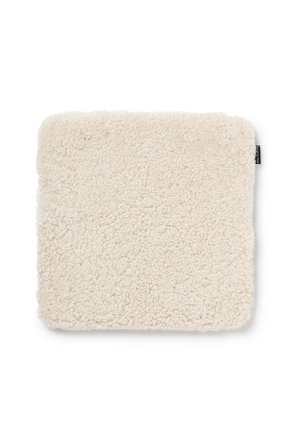 Skinnwille - Sittplätt fårskinn kantig Curly - Brun - Sittkuddar & stolsdynor - Från Homeroom