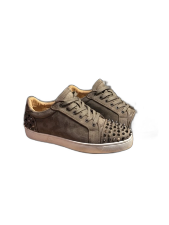 Bruna Christian Louboutin sneakers med nitar