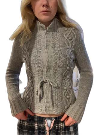 Grå stickad kofta med snörning