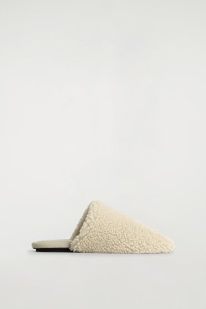 COS Frauen Shearling Mules in Beige