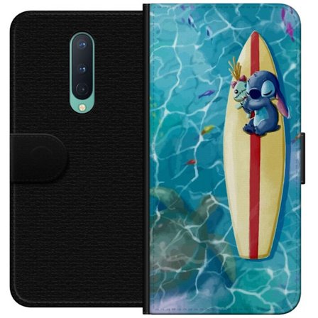 Kompatibel Tegnebogsetui til OnePlus 8 Afslappende illustration af Stitch der hviler på et surfbræt i klart turkisfarvet vand