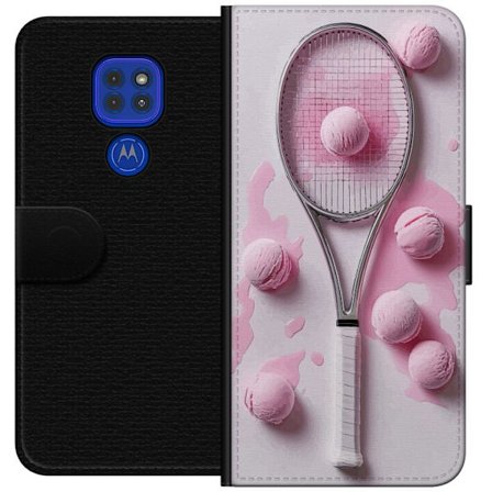 Kompatibel Tegnebogsetui til Motorola Motorola Moto G9 Play Rosa glaskugler og tennisketsjer i et kreativt stillbillede med legende popfølelse og mod
