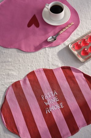 Jotex - Brodert Bordmatte Rosa/rød - AMORE - Kjøp Bordbrikker hos Jotex