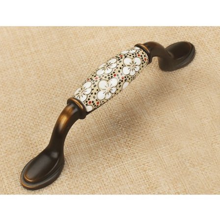 2 st skåphandtag i keramik med skruvar