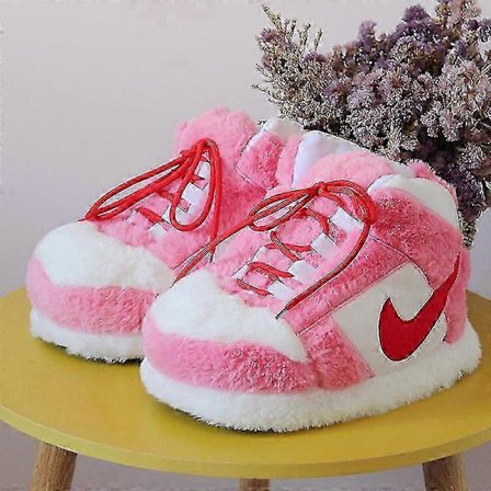 Rosa tofflor i plysch som liknar sneakers, kreativ inpackning, fluffiga, varma vintertofflor för inomhusbruk, bomullsskor