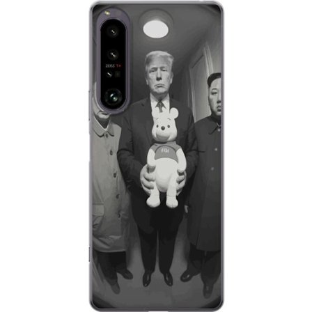 Yhteensopiva Puhelinkuori Sony Sony Xperia 1 IV Mustavalkoinen taideteos surrealistisella poliittisella symboliikalla ja odottamattomalla kontrastilla