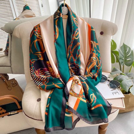 Rektangulært skjerf/sjal med hestemotiv. Silkemyk følelse, barokk vintage-stil