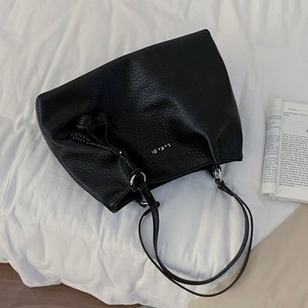 Axelremsväska Crossbody-väska SVART MED HÄNGE MED