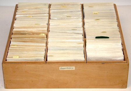 Danmark - Dubletsamling i 1 stor træ-kartotekskasse - Stemplet